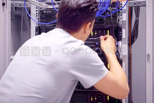 網(wǎng)絡(luò)服務(wù)器室 支撐數(shù)字世界的技術(shù)心臟